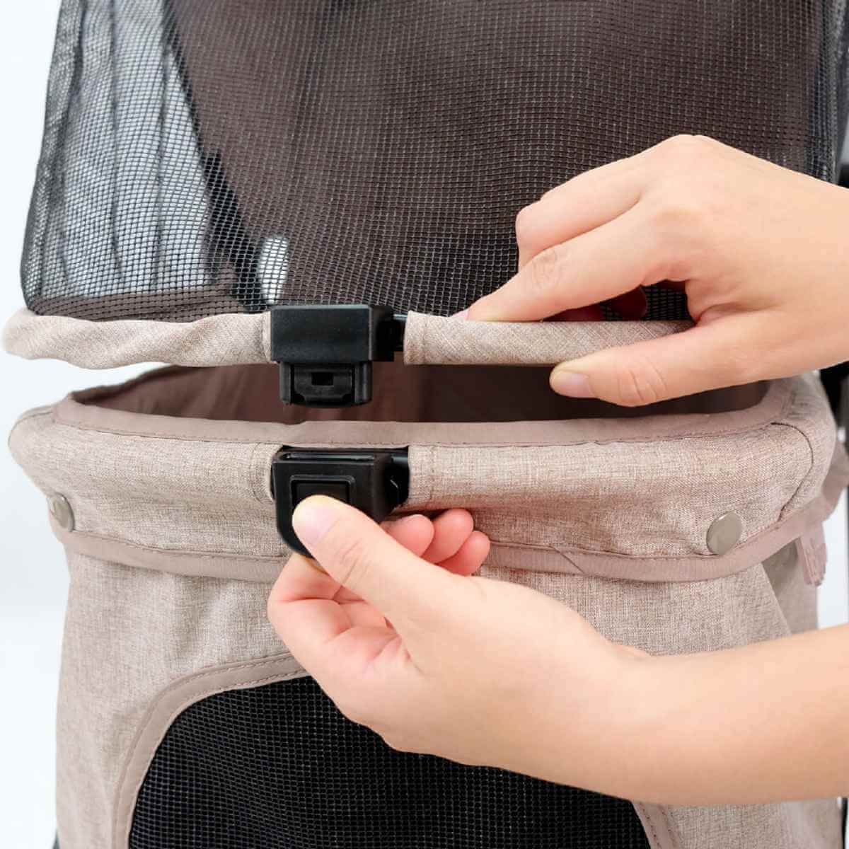 Close up of the easy-access zipperless mesh canopy on the Ibiyaya Evolution dog stroller